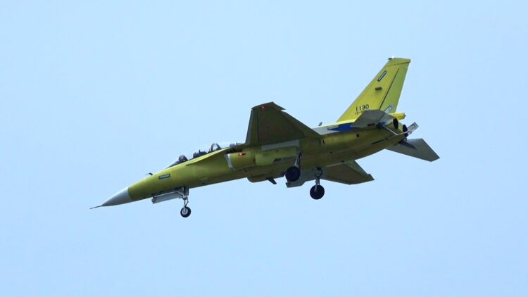 星戰日!幻象2000特技飛行!影片最後還有最新出廠1130黃色勇鷹試飛! 星戰日!幻象2000特技飛行!影片最後還有最新出廠1130黃色勇鷹試飛!