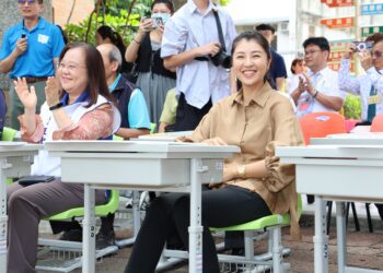 許縣長改善學校設施和教學資源加量加快不中斷-南投縣全面更新調整式課桌椅