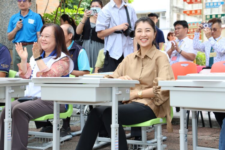 許縣長改善學校設施和教學資源加量加快不中斷 南投縣全面更新調整式課桌椅 許縣長改善學校設施和教學資源加量加快不中斷-南投縣全面更新調整式課桌椅