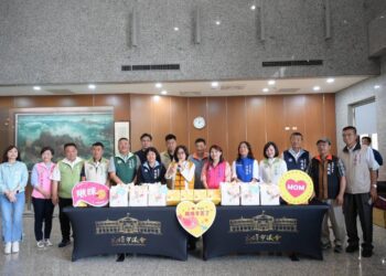 市政總質詢前甜蜜快閃！康議長陪議員及議會同仁歡度母親節