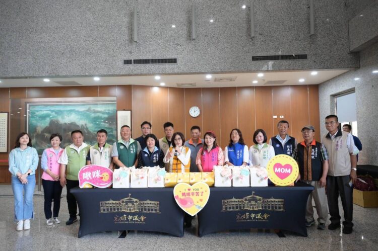 市政總質詢前甜蜜快閃!康議長陪議員及議會同仁歡度母親節 市政總質詢前甜蜜快閃!康議長陪議員及議會同仁歡度母親節