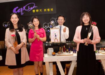 母親節來店贈鮮花，植萃保養專家香華天gp-deva以康乃馨花語獻溫馨