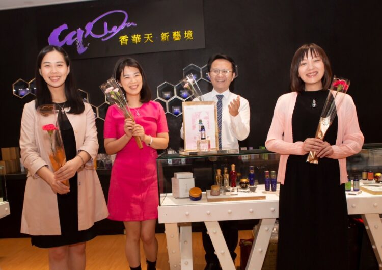 母親節來店贈鮮花，植萃保養專家香華天gp-deva以康乃馨花語獻溫馨