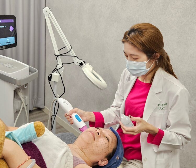 母親節寵愛媽咪 安澐診所高珮菡建議 透過電波複合式療程改善階段式熟齡肌 母親節寵愛媽咪-安澐診所高珮菡建議-透過電波複合式療程改善階段式熟齡肌