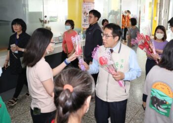 提前祝福全市媽媽母親節快樂-不送康乃馨-黃偉哲送火鶴花