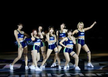 t1聯盟高雄全家海神主場季後賽首戰-陳其邁穿1號球衣開球