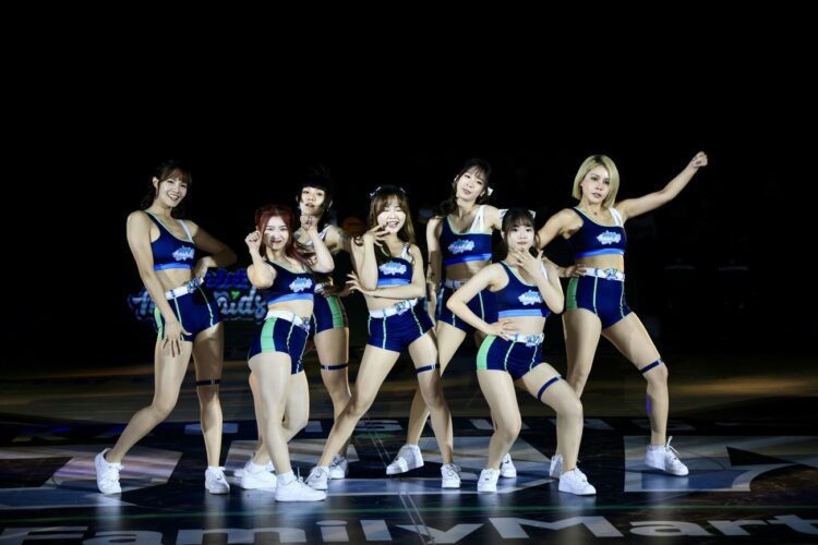 t1聯盟高雄全家海神主場季後賽首戰-陳其邁穿1號球衣開球