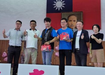 社區聯歡慶賀母親節-東豐纖維捐贈路竹國小十萬元