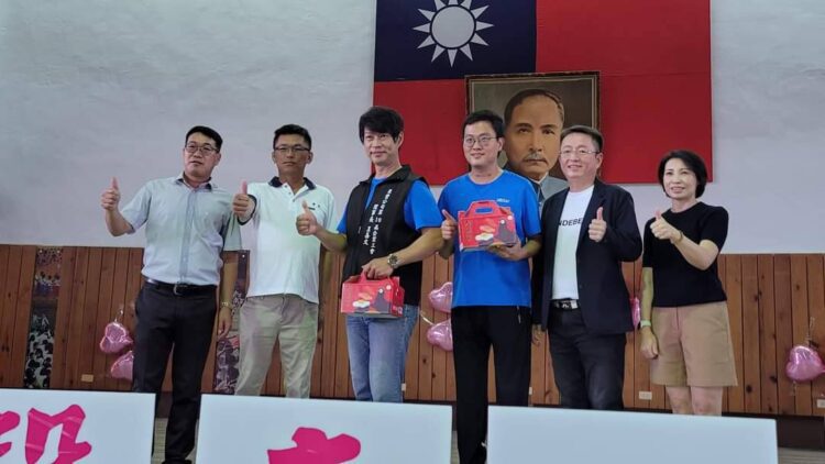 社區聯歡慶賀母親節-東豐纖維捐贈路竹國小十萬元