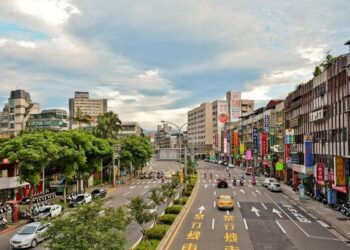 房仲帶看老公寓人潮排隊、4組下斡搶屋　他驚問「不是沒人要？」　網揭優勢：基本都秒殺