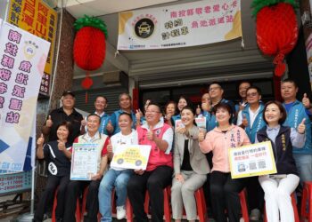 照顧偏鄉交通需求-試辦敬老愛心卡-計程車派遣站許縣長揭牌