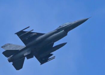 直擊！f-16裝掛精準武器升空！空軍「113年空對面實彈投擲訓練」