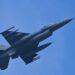 直擊！f-16裝掛精準武器升空！空軍「113年空對面實彈投擲訓練」