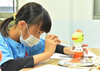 送自畫像當畢業禮物-東勢國小童心繪夢展出百隻感動龍