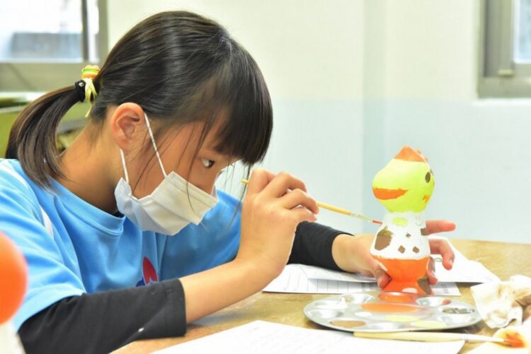 送自畫像當畢業禮物-東勢國小童心繪夢展出百隻感動龍