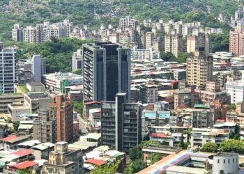 衰爆！後棟有人跳樓「陳屍我家頂樓陽台」　屋主悲問：算不算凶宅？