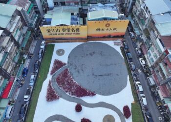 建案不找美女！改邀寵萌「柯爾鴨」時裝工地秀