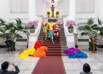 展現無所畏懼的美麗！變裝藝術家妮妃雅進總統府展現酷兒力量