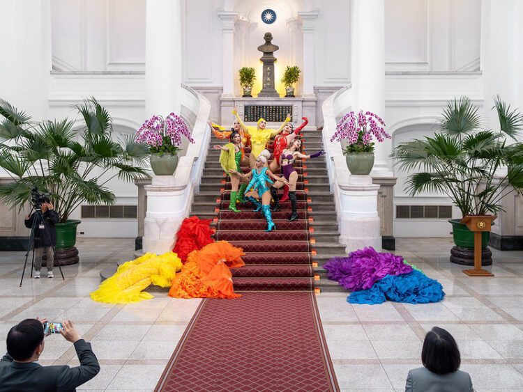 展現無所畏懼的美麗!變裝藝術家妮妃雅進總統府展現酷兒力量 展現無所畏懼的美麗!變裝藝術家妮妃雅進總統府展現酷兒力量