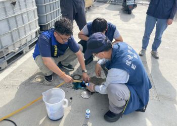 又抓到了!-環保局查獲洗衣工廠私設暗管及冷凍工廠疏漏重油依法重罰