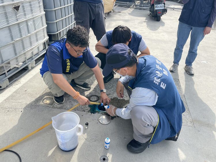 又抓到了! 環保局查獲洗衣工廠私設暗管及冷凍工廠疏漏重油依法重罰 又抓到了!-環保局查獲洗衣工廠私設暗管及冷凍工廠疏漏重油依法重罰