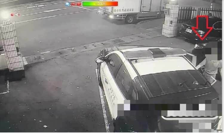 男擅開警車門-左營警協助家屬強制送醫