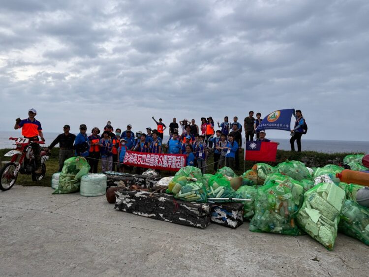 海洋國家公園管理處攜手學子、志工守護海洋、向大海致敬