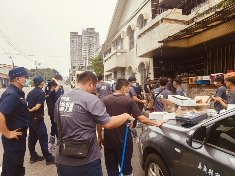 番路鄉疑非法繁殖場不當飼養-家畜所將依法開罰並扣留犬貓至動保園區