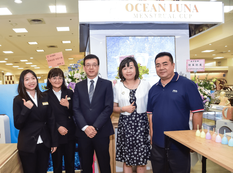 海洋露娜月亮杯實體展櫃-致力提升女性經期健康與自由