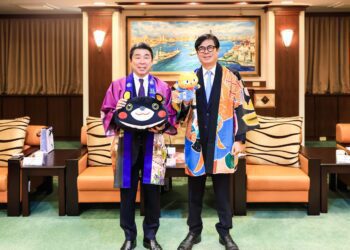 熊本縣玉名市長訪高贈陳其邁「玉名貓」-7月首屆國際藝術祭邀高雄樂團赴日演出