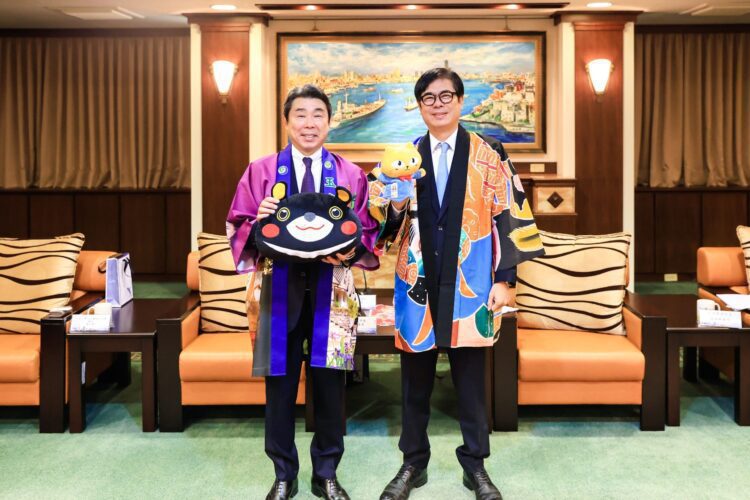 熊本縣玉名市長訪高贈陳其邁「玉名貓」-7月首屆國際藝術祭邀高雄樂團赴日演出