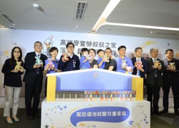 高雄麥當勞叔叔之家啟用-陳其邁襯衫化身麥麥熊贈病童獻祝福