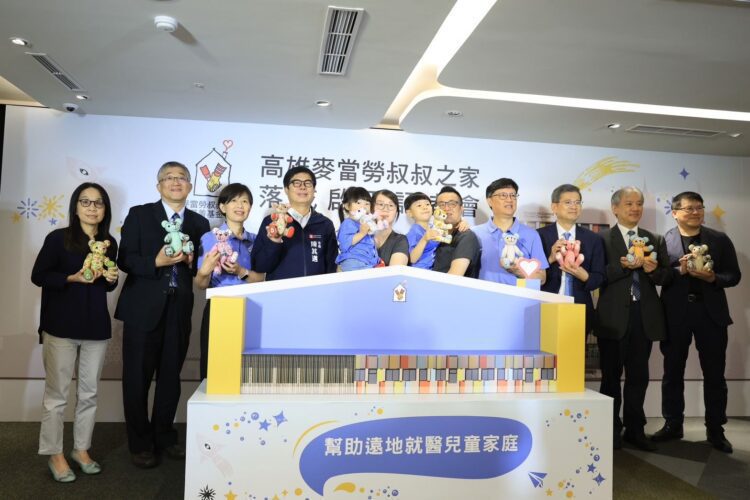 高雄麥當勞叔叔之家啟用-陳其邁襯衫化身麥麥熊贈病童獻祝福