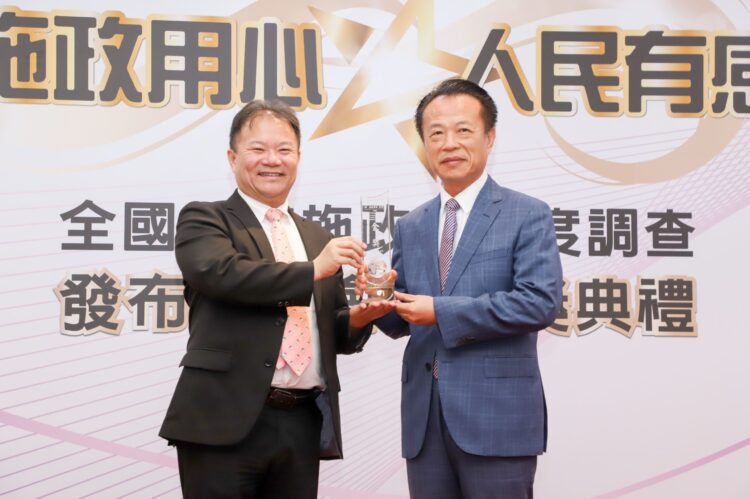 22縣市有感施政調查 嘉義縣長翁章梁再獲施政滿意度金獎認證 22縣市有感施政調查-嘉義縣長翁章梁再獲施政滿意度金獎認證