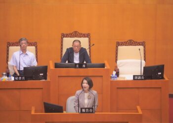 因應少子化-縣長周春米「校園裁併校」議會專案報告-說明相關配套措施