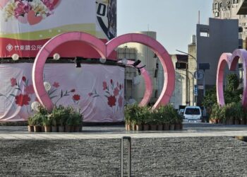 竹東公所前圓環愛心裝置藝術母親節更溫馨