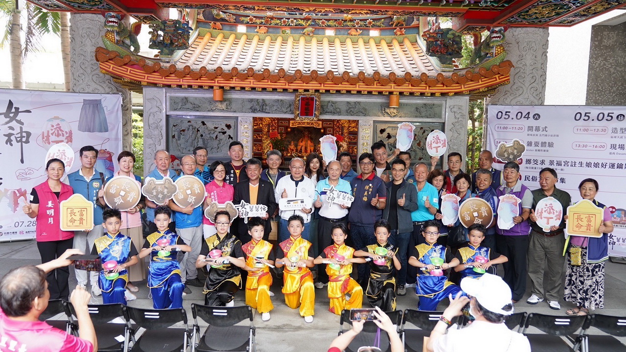桃園市土地公文化館「女神幫幫忙—祈子育兒工藝展」　母親節前溫馨開幕　邱正生局長帶領貴賓共同敲響智慧鑼送祝福