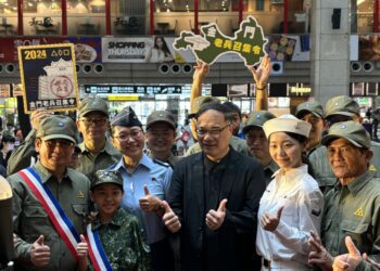 金門老兵召集令首場草綠服軍歌快閃 台北吸睛登場