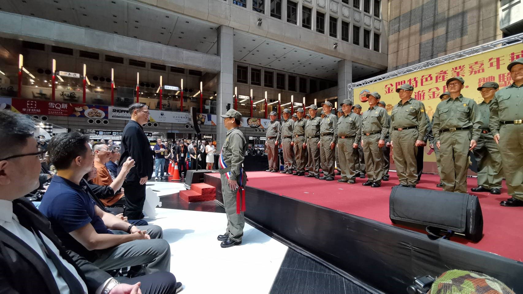 金門老兵召集令首場草綠服軍歌快閃 台北吸睛登場