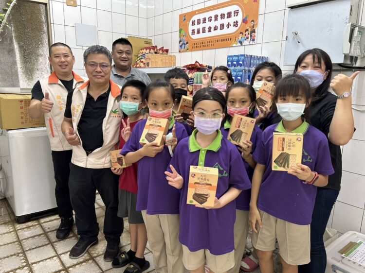 偏鄉校園迷你實物銀行進高雄市燕巢區金山國小