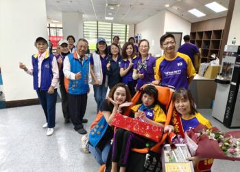 恆愛家庭表揚典禮-雷特氏病友關懷協會陳曉萱接受表揚