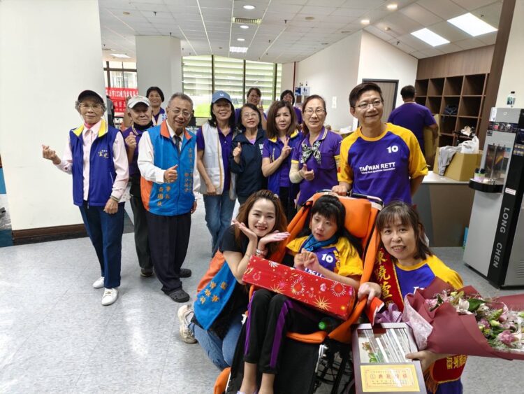 恆愛家庭表揚典禮-雷特氏病友關懷協會陳曉萱接受表揚