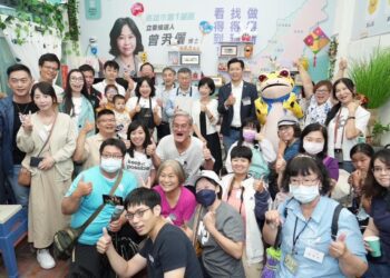 柯文哲夫妻與小草搭巴士-造訪「小草咖啡廳」