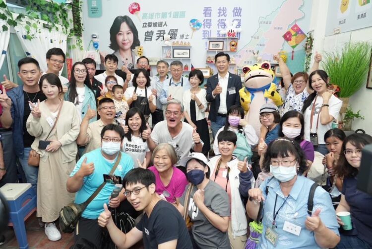 柯文哲夫妻與小草搭巴士-造訪「小草咖啡廳」