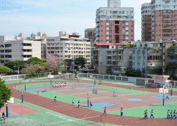 大廈緊鄰「這設施」住10樓沒影響？一票人猛搖頭：每天被叫醒真的很惱