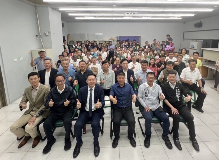 黃文益上任民進黨高雄市黨部主委 高呼一年黨員突破五萬人 黃文益上任民進黨高雄市黨部主委-高呼一年黨員突破五萬人