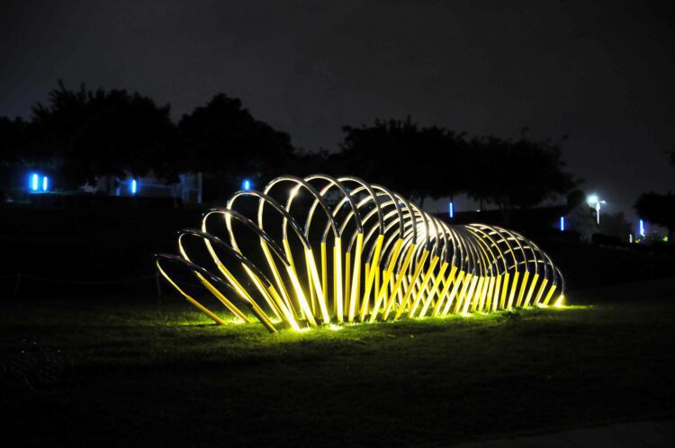 夜探中央公園-10米巨型毛毛蟲閃亮現蹤