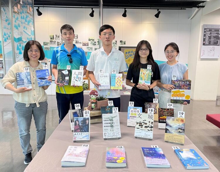青春好書這Young選 中市圖攜手中二中首推選書設計專屬書腰 青春好書這young選-中市圖攜手中二中首推選書設計專屬書腰