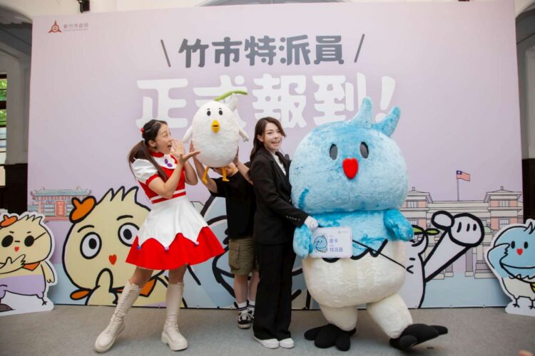 竹市超萌特派員報到 高虹安市長、邱臣遠副市長與吉祥物「皮卡」大跳晚安大小姐 全力宣導市政、行銷文化觀光 竹市超萌特派員報到-高虹安市長、邱臣遠副市長與吉祥物「皮卡」大跳晚安大小姐-全力宣導市政、行銷文化觀光