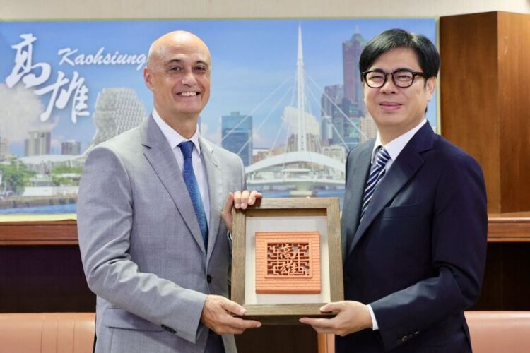 2024西班牙國慶活動首移師高雄 西班牙商務辦事處Eduardo Euba處長親邀陳其邁參與盛 2024西班牙國慶活動首移師高雄-西班牙商務辦事處eduardo-euba處長親邀陳其邁參與盛